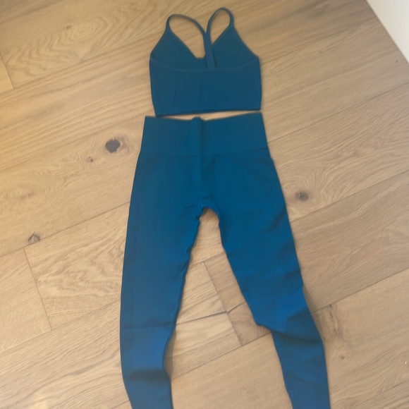Set Active two piece bra and leggings - Picture 2 of 3